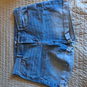 Old Navy Cuffed Fitted Jean Shorts Medium Wash, size 14
